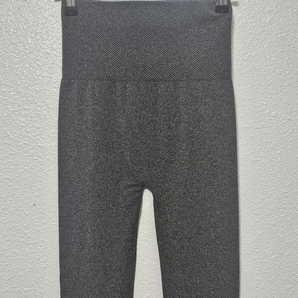 NWB Zenana Outfitters Seamless leggings with cut outs size s/m - Picture 3 of 13